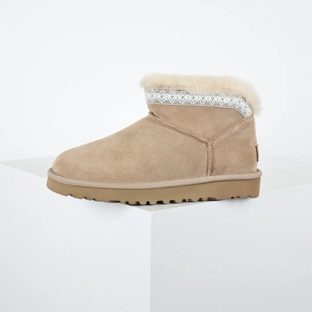 Copywriting price 💰600 The core recommendation is good price. The platform’s foreign trade is exclusively for UGG Classic women’s snow boots 1174496. Produced by the ten-year-old brand shoemaking factory production line. Pay attention to every detail. Longfeng A-grade genuine sheep fur is integrated. It is built in full compliance with the ZP process. Size: 35 36 37 38 39 40